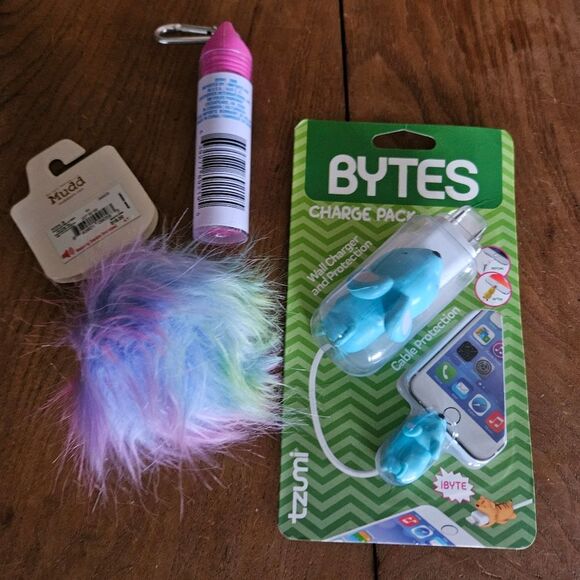 Wall Charger Cover, Fuzzy Mudd Keychain & 3.5mm Audio Cable Bundle Set - Picture 4 of 7